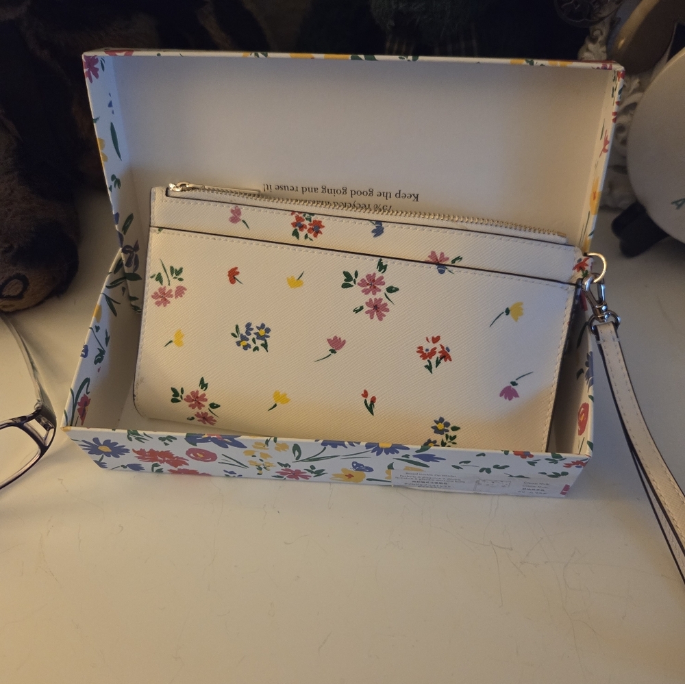 NWOT Kate Spade White Clutch with Floral Elegance - Picture 2 of 6